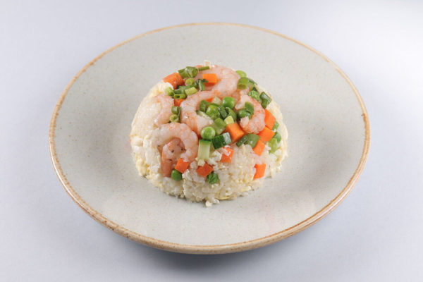рис жареный с креветками и овощами по-янчжоунски из ресторана
