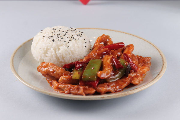 курица жареная с овощами и рисом из ресторана